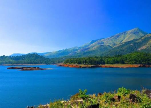The walkway of Banasura Sagar Dam with the Banasura hills beyond
